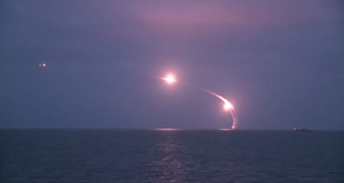Neues russisches Raketenschiff feuert erstmals „Kalibr“-Raketen ab – Video