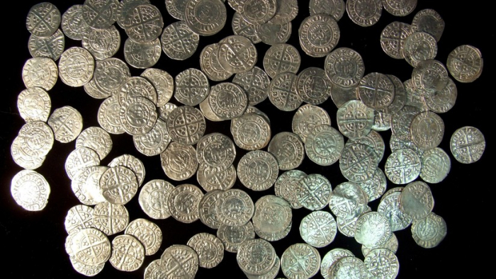   FOTOS:   Halla un tesoro de cientos de monedas de plata con un detector de metales en el lugar de una batalla de hace 700 años en el Reino Unido