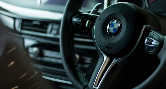   VIDEO:   BMW presenta el automóvil más negro del mundo