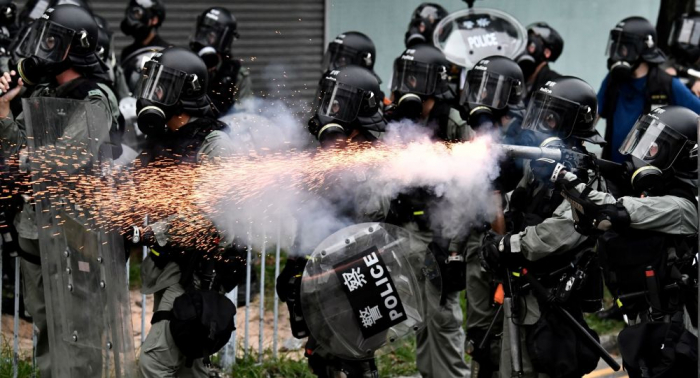 شرطة هونغ كونغ تطلق الغاز المسيل للدموع لتفريق محتجين