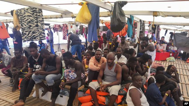  Méditerranée:  nouvelle évacuation de migrants à bord de l