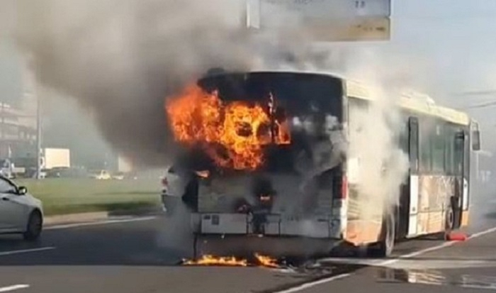 Bakıda sərnişin avtobusu yanıb