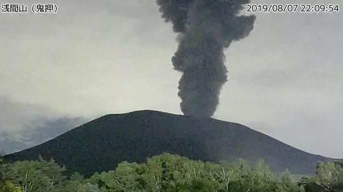 Un volcan japonais entre en éruption, son accès restreint