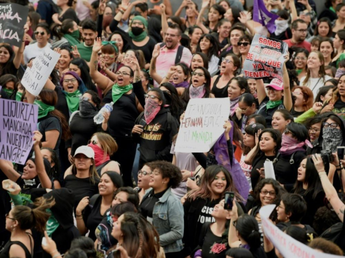 Mexique : des milliers de femmes dans la rue après des accusations de viols contre des policiers