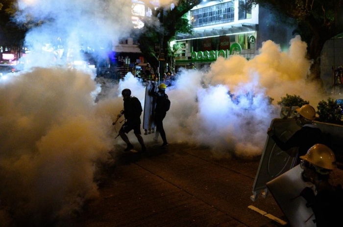 Hongkong: la police tire à nouveau des gaz lacrymogènes sur des manifestants