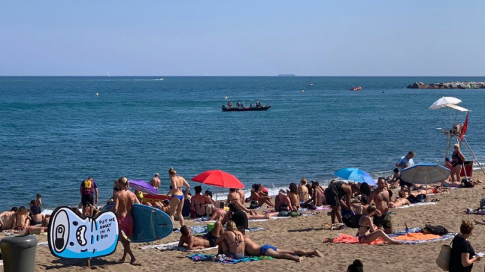 Barcelonas Polizei hilft beklauten Nacktbadegästen aus