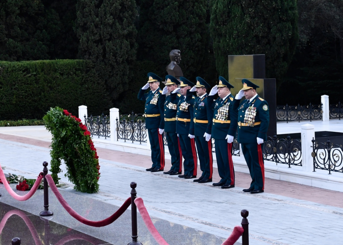   El personal del Servicio Estatal de Fronteras visita la tumba de Heydar Aliyev –   FOTOS    
