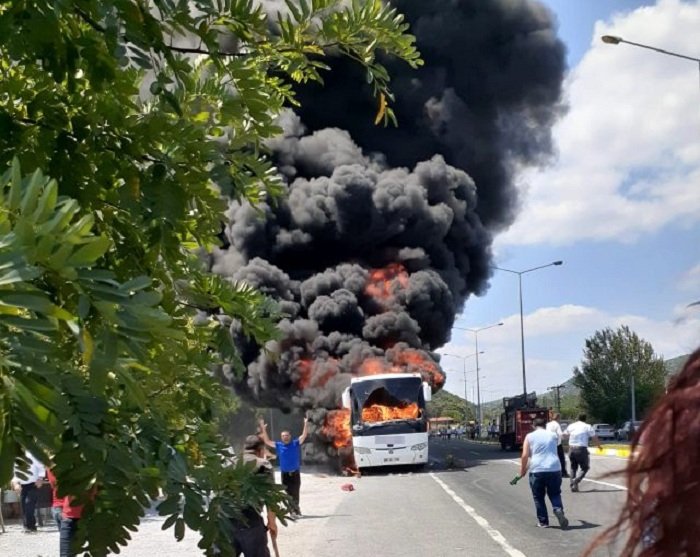  Türkiyədə avtobus yanıb:    5 ölü, 17 yaralı (VİDEO)     