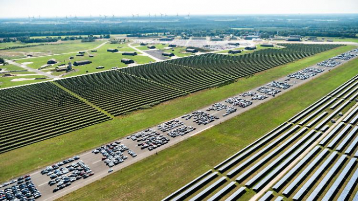 Daimler parkt Tausende Autos auf Flugplatz