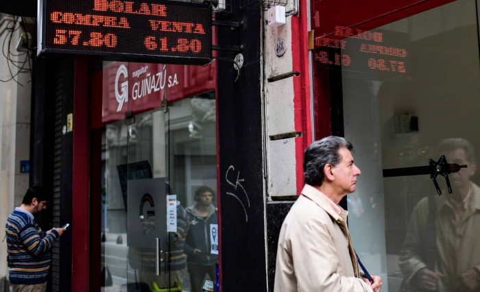 Argentina refuerza el control de cambios ante el agravamiento de la crisis