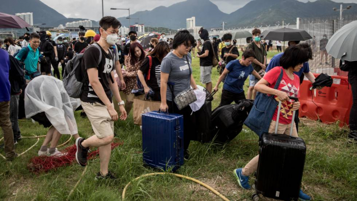 Los manifestantes de Hong Kong bloquean los accesos al aeropuerto