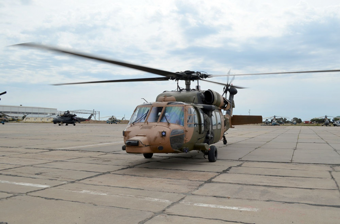  Kampfhubschrauber nehmen an flugtaktischen Übungen teil - Fotos und Video