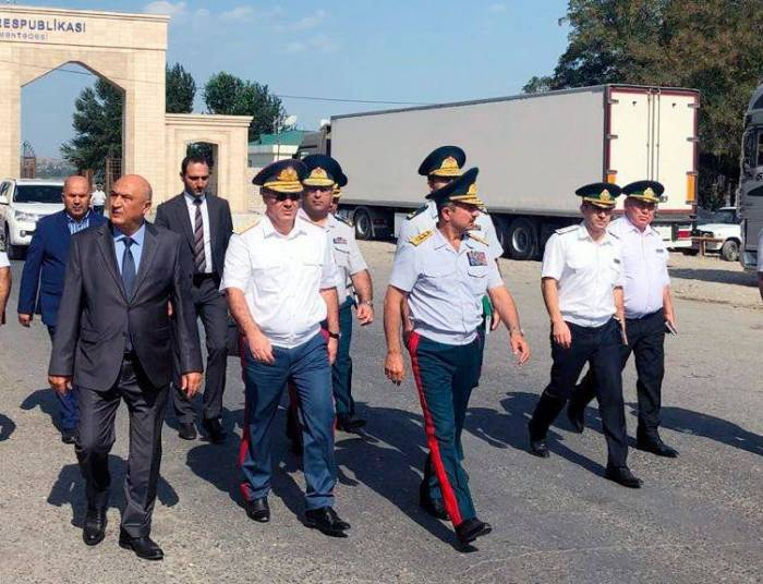   Elchin Guliyev y Safar Mehtiyev, en la frontera de Azerbaiyán con Georgia  