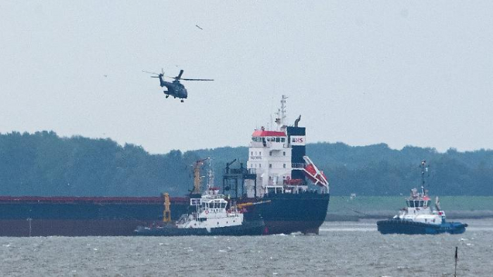 Mann stirbt bei Brand auf Elbe-Frachter