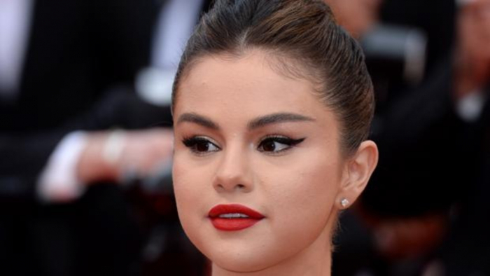 Selena Gómez posa al natural sin una gota de maquillaje