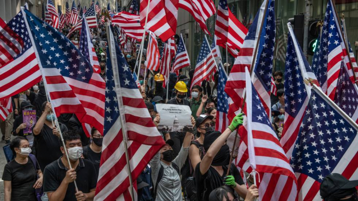 Los manifestantes de Hong Kong alzan la bandera de EE UU para pedir ayuda internacional