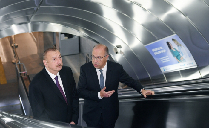 Ilham Aliyev inspecte les travaux réalisés à la station de métro Khataï à Bakou 