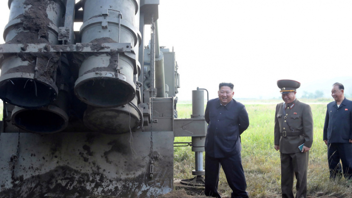   VIDEO:   Kim Jong-un supervisa la prueba de un nuevo sistema lanzacohetes múltiple supergrande