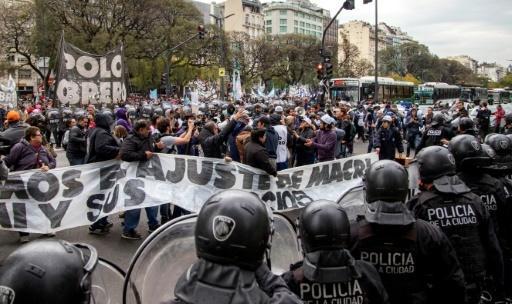 Argentinian protesters occupy Buenos Aires over food crisis
 