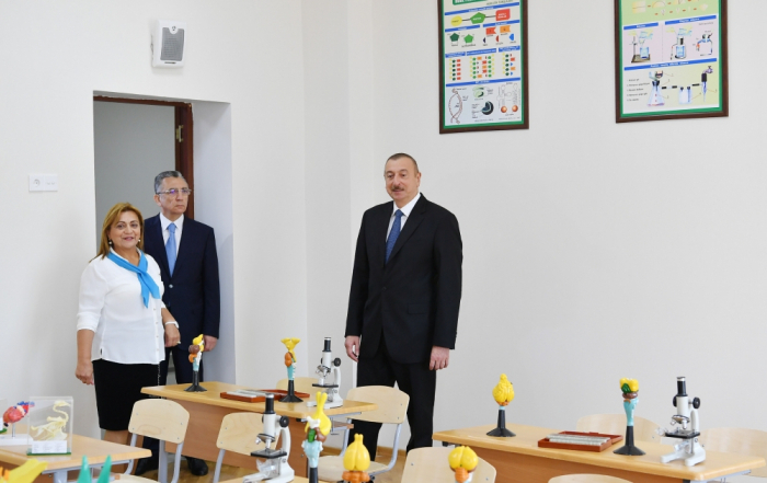  Präsident Ilham Aliyev besucht Mittelschule Nr. 208 nach gründlicher Renovierung 