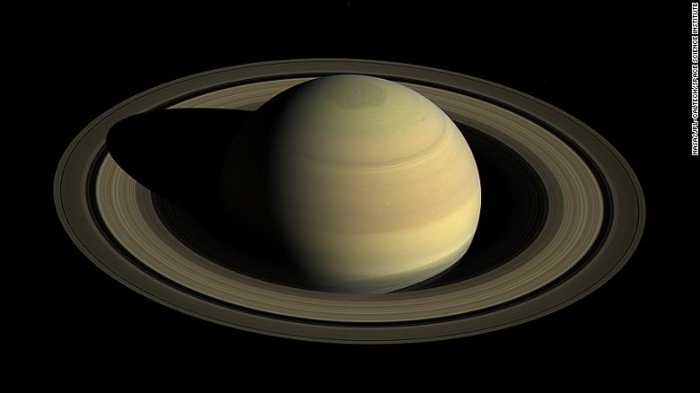  Hubble snaps new portrait of Saturn 