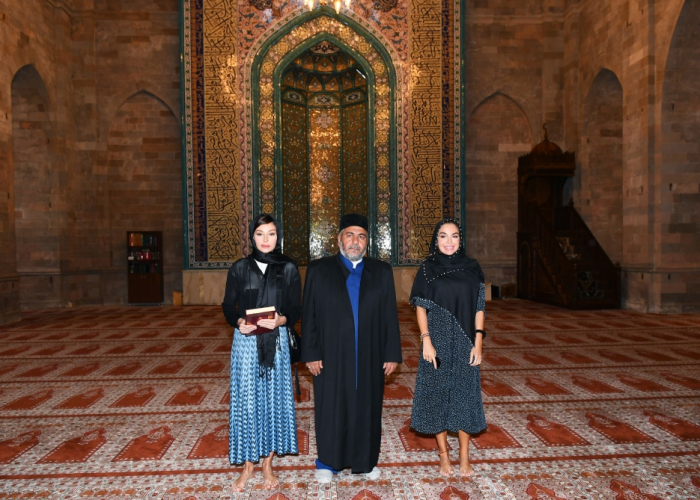   La première vice-présidente Mehriban Aliyeva visite la mosquée Djuma de Chamakhy  