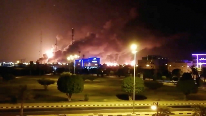     VIDEOS, FOTOS:   Un ataque con drones causa un gran incendio en una de las mayores refinerías del mundo en Arabia Saudita  