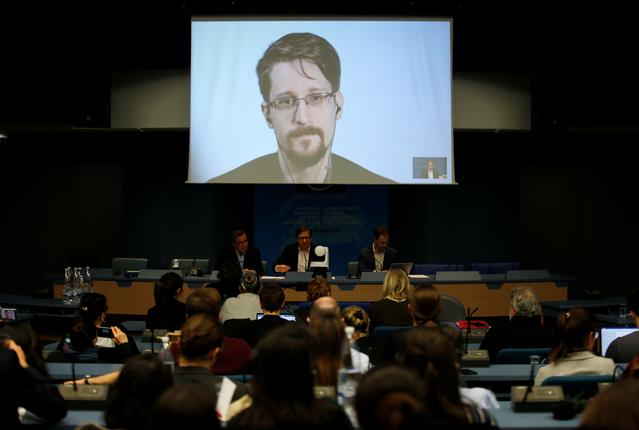 Snowden says he hopes France will grant him asylum
