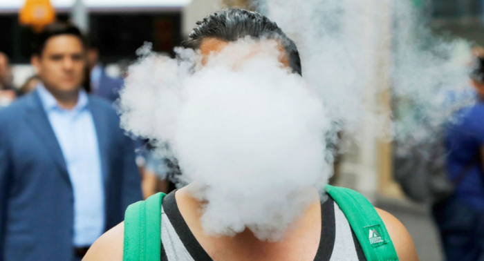 El estado de Nueva York prohibirá los cigarrillos electrónicos con aromatizantes