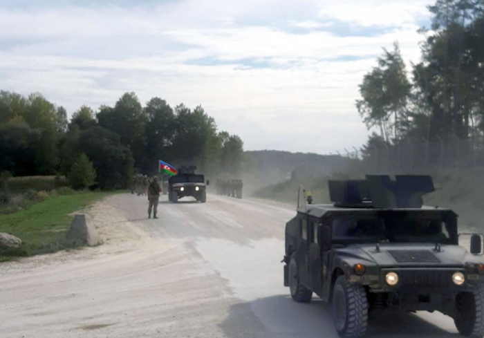  Militares azerbaiyanos participantes en los ejercicios en Alemania realizan tareas  
