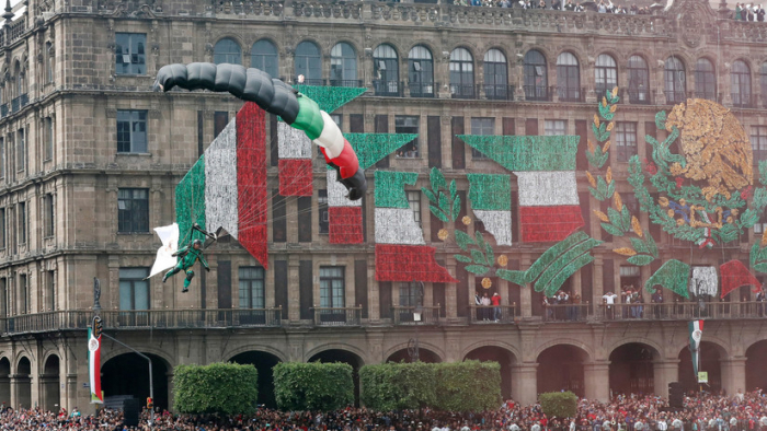   VIDEO:   La aparatosa caída de un paracaidista durante los festejos por la Independencia de México