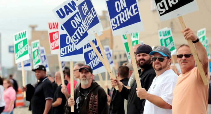 Casi 50.000 trabajadores en EEUU paralizan instalaciones de General Motors por "un contrato justo"