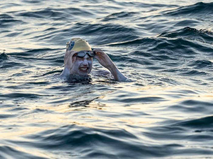 Woman first to swim Channel four times non-stop