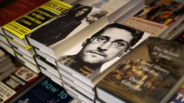 EE UU demanda a Snowden por la publicación de sus memorias