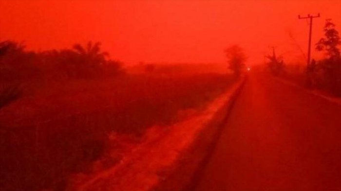 El peligroso fenómeno que enrojece el cielo de Indonesia
