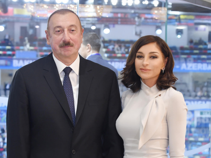   Presidente Ilham Aliyev y primera dama Mehriban Aliyeva en la inauguración del Centro de Intercambio de Transporte Koroglu en Bakú  