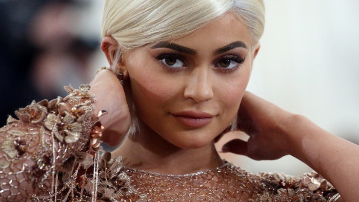 Prohíben en Instagram anuncios de salones de belleza que prometen hacer de sus clientes una Kylie Jenner