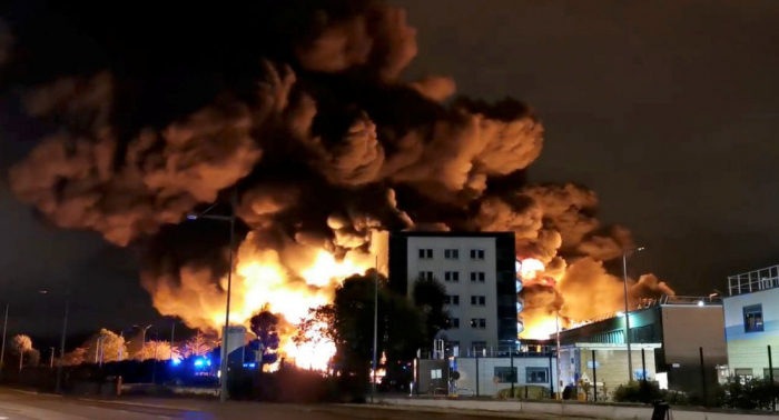   Unos 150 bomberos combaten incendio en una planta de lubricantes del norte de Francia  