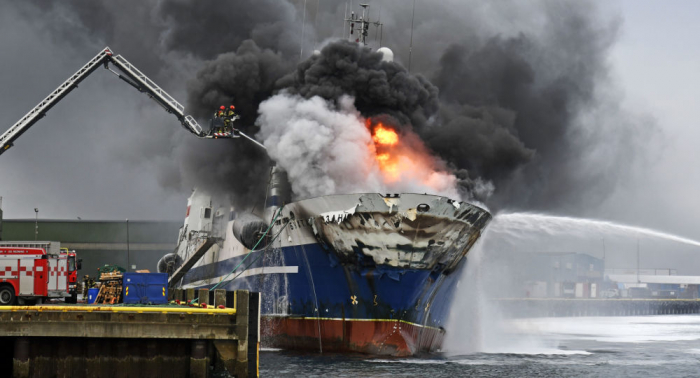     Norwegen:   Brennender russischer Trawler kentert und versinkt –   Fotos    