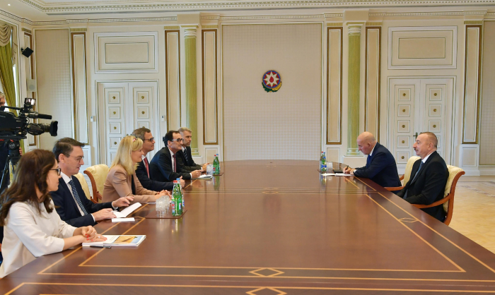   Präsident Ilham Aliyev empfängt eine Delegation unter der Leitung des IFC-Vizepräsidenten  
