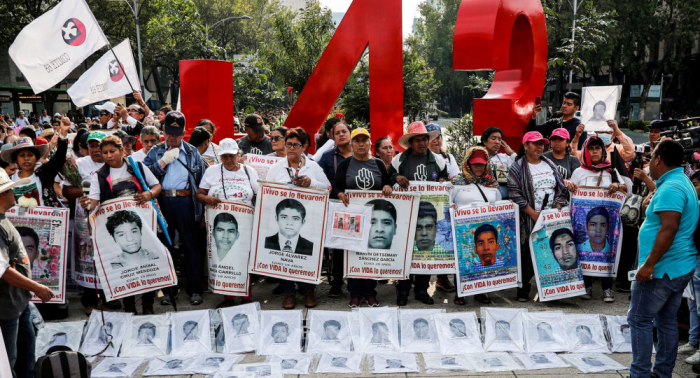 Familiares de 43 desaparecidos desde hace 5 años marchan para exigir justicia en México