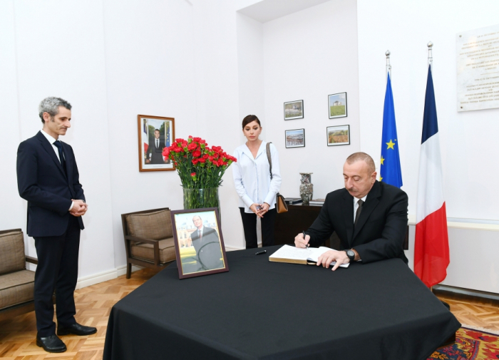  Präsident besucht französische Botschaft und drückt sein Beileid zum Tod von Jacques Chirac aus 