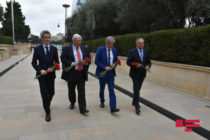  Mitglieder der Freundschaftsgruppe Frankreich-Kaukasus besuchen Allee der Märtyrer 