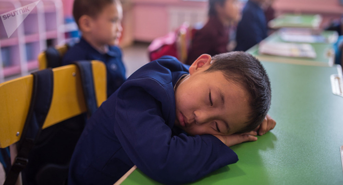 كيفية حصول الأم وأطفالها على ساعات النوم المثالية مع بداية العام الدراسي