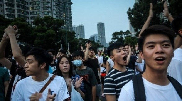 المحتجون في هونغ كونغ ينقلون رسالتهم إلى القنصلية الأمريكية