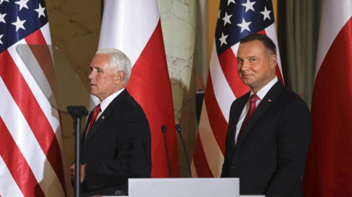 Pence spricht mit Duda