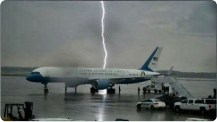 Un rayo cae muy cerca del avión presidencial de Trump