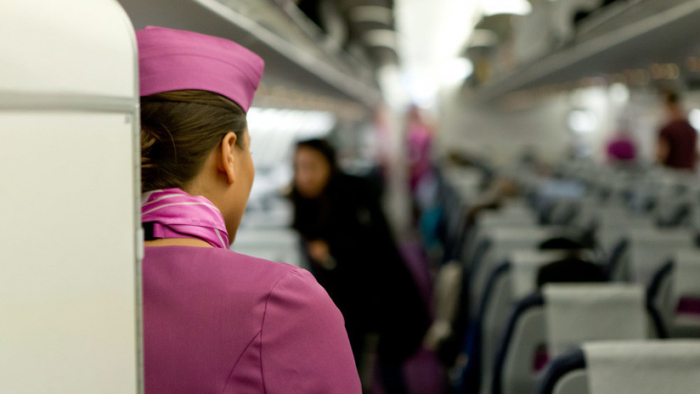 Una azafata confiesa por qué jamás debería pedir té o café en un avión