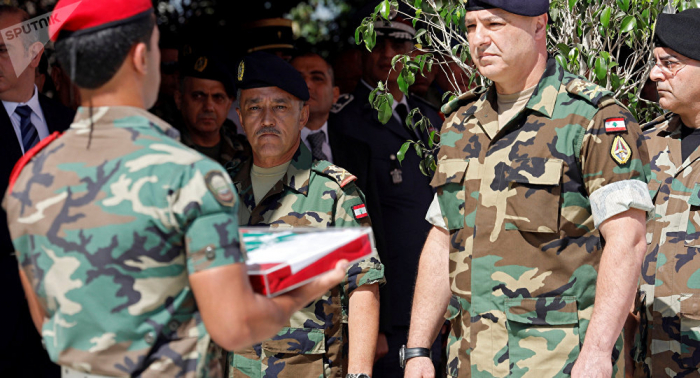 إعلامي لبناني يكشف خفايا صورة قائد الجيش اللبناني مع العميل الإسرائيلي الفاخوري