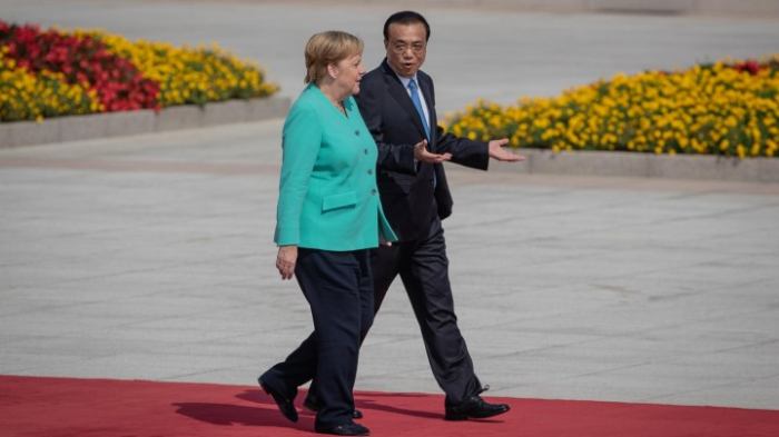   Merkel in China-  „Friedliche Lösung in Hongkong“ 